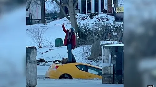 Sa voiture coule dans un lac gelé, elle prend un selfie sur le...
